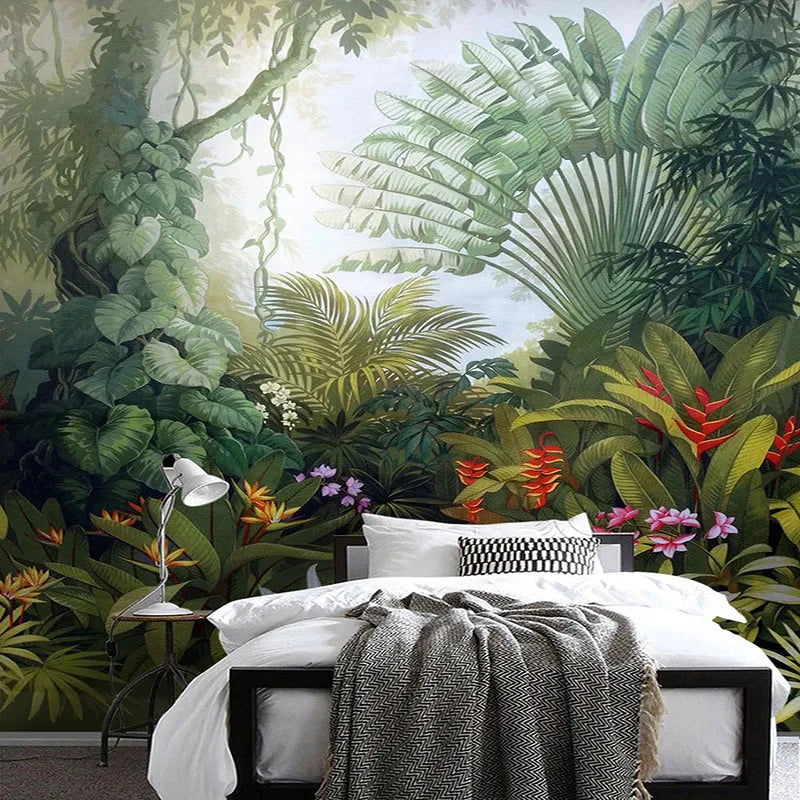 Papier peint panoramique Jungle tableau ancien : forêt tropicale peinte, verts profonds et fleurs rouges, posé dans une chambre