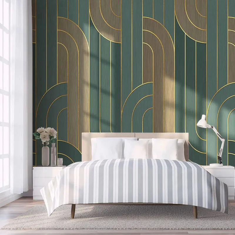 Papier peint panoramique Arches vert sapin et laiton : arches Art déco en filets couleur laiton sur fond vert sapin, posé dans une chambre