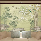 Papier peint panoramique Chinoiserie bambou et magnolia : chinoiserie de bambous, magnolias blancs et oiseaux sur fond vert pâle, posé dans un salon