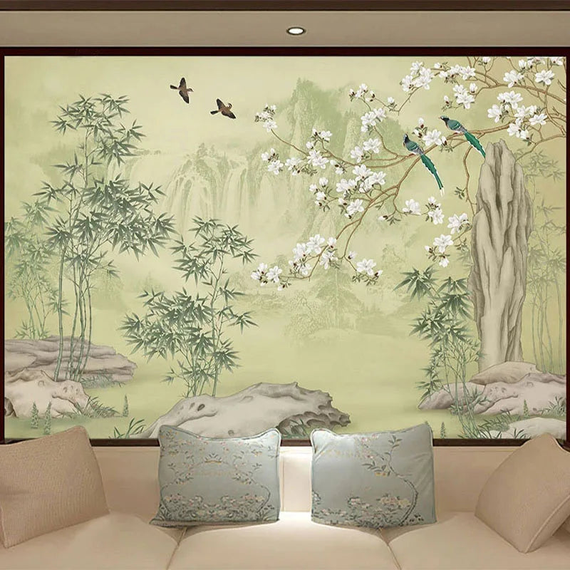 Papier peint panoramique Chinoiserie bambou et magnolia : chinoiserie de bambous, magnolias blancs et oiseaux sur fond vert pâle, posé dans un salon