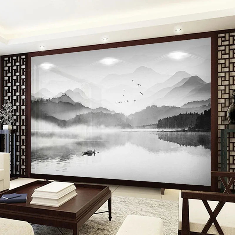Papier peint panoramique Lac et montagnes à l'encre : lac et montagnes dans la brume, lavis d'encre noir et gris, posé dans un salon