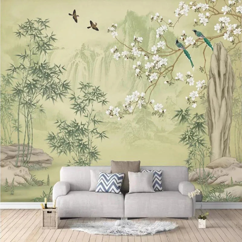 Papier peint panoramique Chinoiserie bambou et magnolia : chinoiserie de bambous, magnolias blancs et oiseaux sur fond vert pâle, posé dans un salon