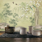 Papier peint panoramique Chinoiserie bambou et magnolia : chinoiserie de bambous, magnolias blancs et oiseaux sur fond vert pâle, posé dans un salon