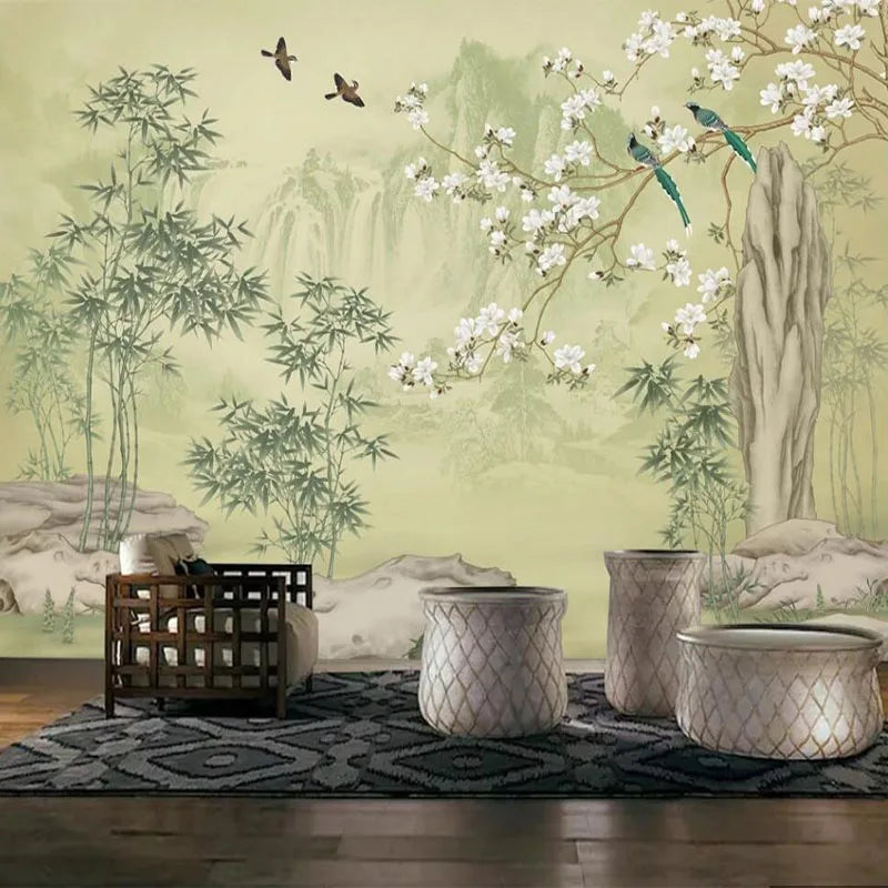 Papier peint panoramique Chinoiserie bambou et magnolia : chinoiserie de bambous, magnolias blancs et oiseaux sur fond vert pâle, posé dans un salon