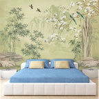 Papier peint panoramique Chinoiserie bambou et magnolia : chinoiserie de bambous, magnolias blancs et oiseaux sur fond vert pâle, posé dans une chambre