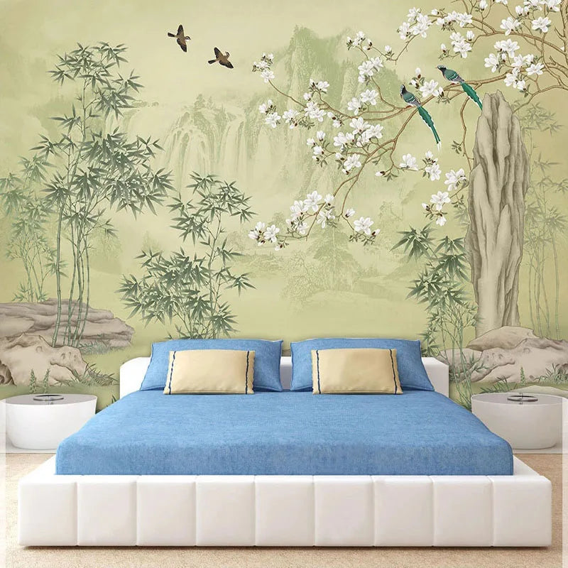 Papier peint panoramique Chinoiserie bambou et magnolia : chinoiserie de bambous, magnolias blancs et oiseaux sur fond vert pâle, posé dans une chambre