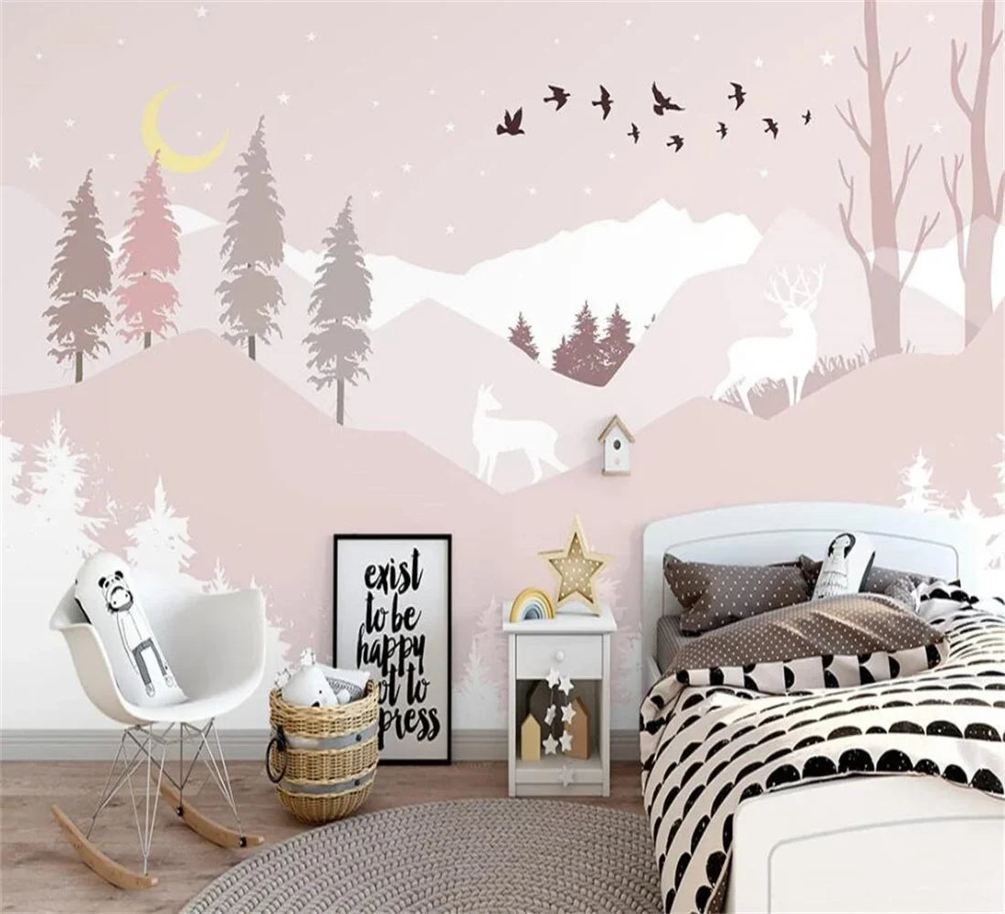 Papier peint panoramique Montagnes pastel et petit cerf : collines rose poudré, sapins et petit cerf blanc, posé dans une chambre d'enfant