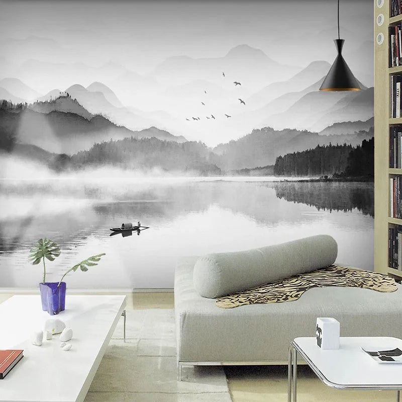 Papier peint panoramique Lac et montagnes à l'encre : lac et montagnes dans la brume, lavis d'encre noir et gris, posé dans un salon