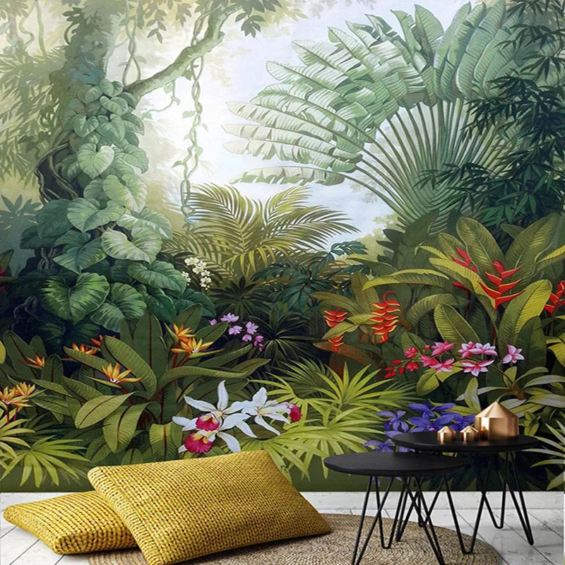 Papier peint panoramique Jungle tableau ancien : forêt tropicale peinte, verts profonds et fleurs rouges, posé dans un salon