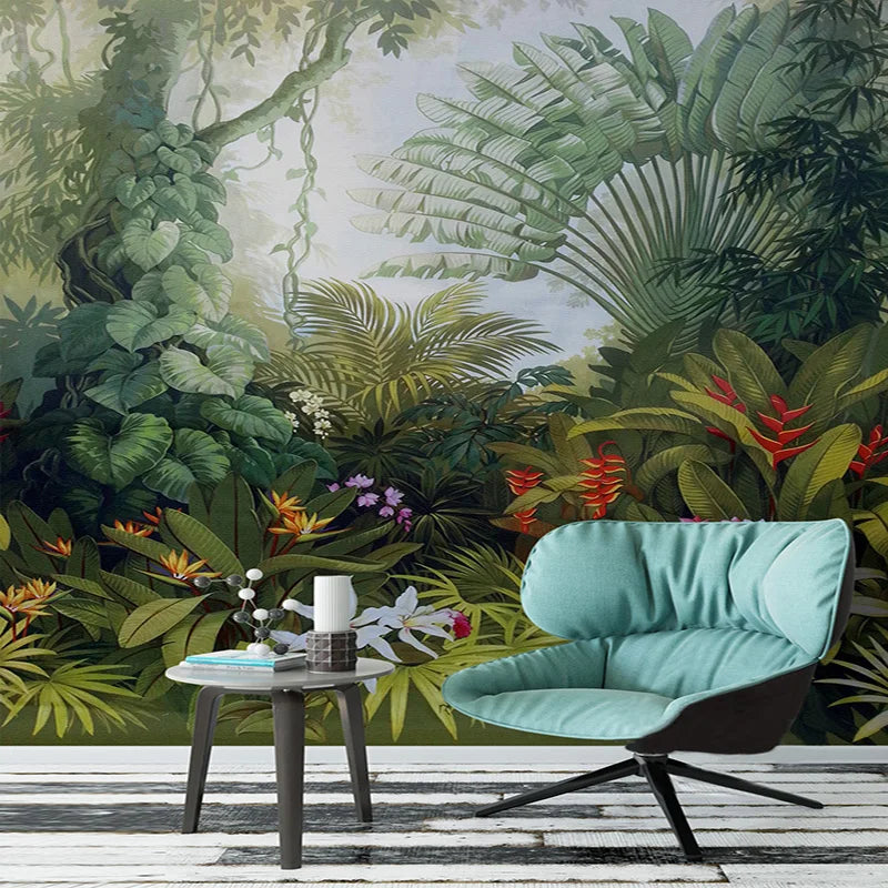 Papier peint panoramique Jungle tableau ancien : forêt tropicale peinte, verts profonds et fleurs rouges, posé dans un salon