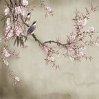 Papier peint panoramique Branche fleurie et mésanges : vue à plat du motif, branche de cerisier rose pâle et mésanges sur fond taupe clair