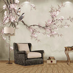 Papier peint panoramique Branche fleurie et mésanges : branche de cerisier rose pâle et mésanges sur fond taupe clair, posé dans un salon