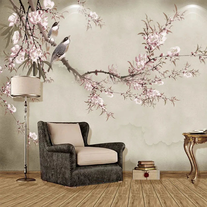 Papier peint panoramique Branche fleurie et mésanges : branche de cerisier rose pâle et mésanges sur fond taupe clair, posé dans un salon