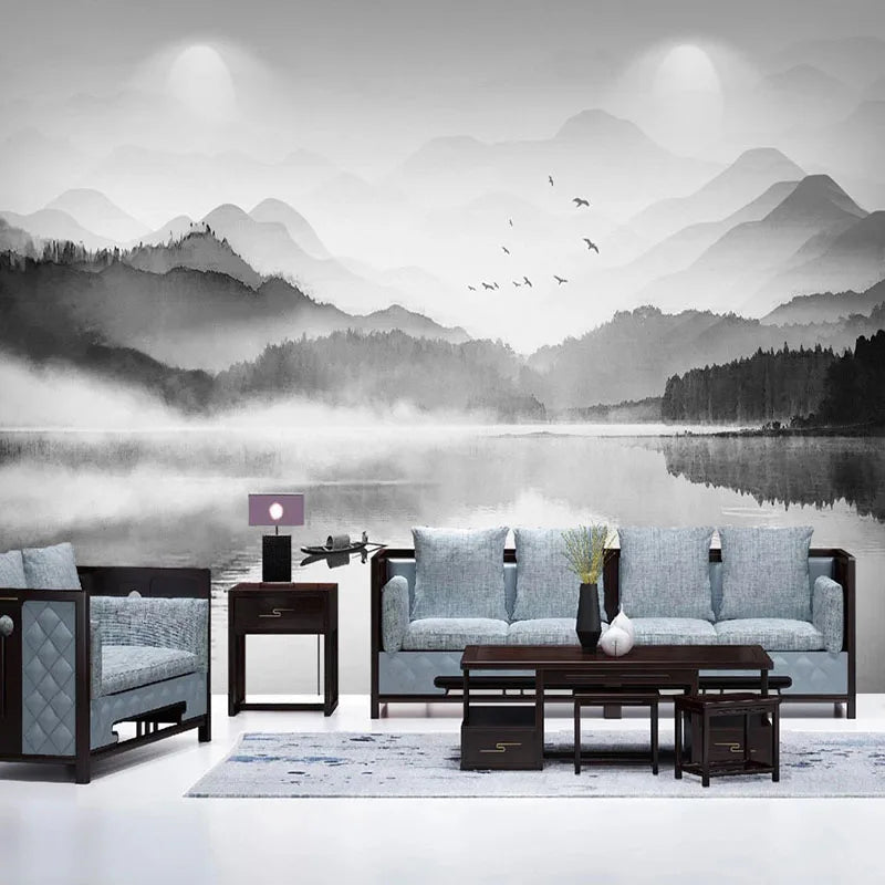 Papier peint panoramique Lac et montagnes à l'encre : lac et montagnes dans la brume, lavis d'encre noir et gris, posé dans un salon