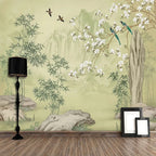 Papier peint panoramique Chinoiserie bambou et magnolia : chinoiserie de bambous, magnolias blancs et oiseaux sur fond vert pâle, posé dans un salon