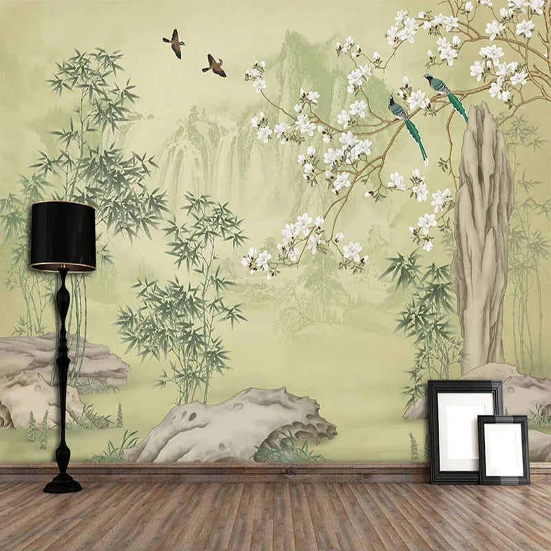 Papier peint panoramique Chinoiserie bambou et magnolia : chinoiserie de bambous, magnolias blancs et oiseaux sur fond vert pâle, posé dans un salon