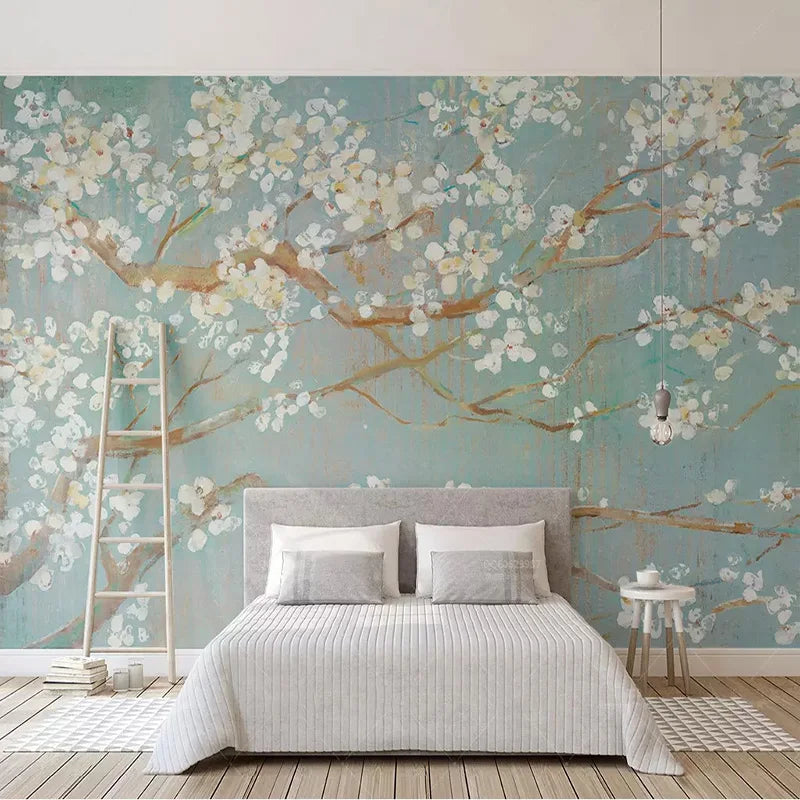 Papier peint panoramique Cerisier en fleurs peint à l'huile : branches de cerisier en fleurs crème sur fond bleu-vert poudré, rendu peinture à l'huile, posé dans une chambre