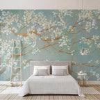Papier peint panoramique Cerisier en fleurs peint à l'huile : branches de cerisier en fleurs crème sur fond bleu-vert poudré, rendu peinture à l'huile, posé dans une chambre
