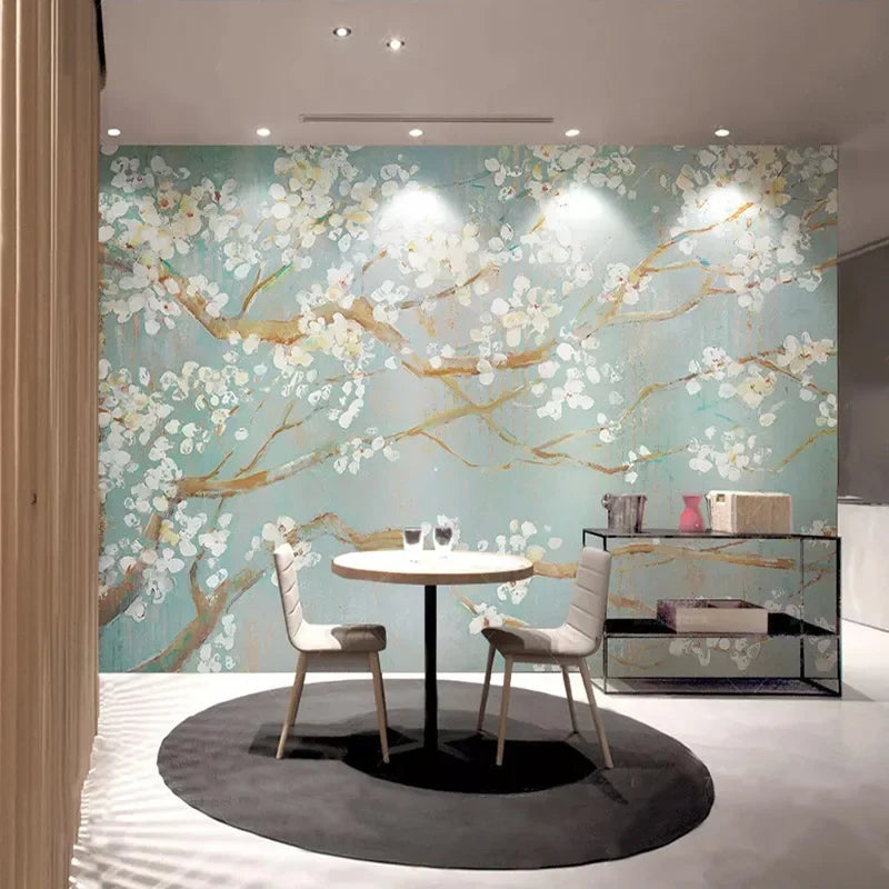 Papier peint panoramique Cerisier en fleurs peint à l'huile : branches de cerisier en fleurs crème sur fond bleu-vert poudré, rendu peinture à l'huile, posé dans une salle à manger