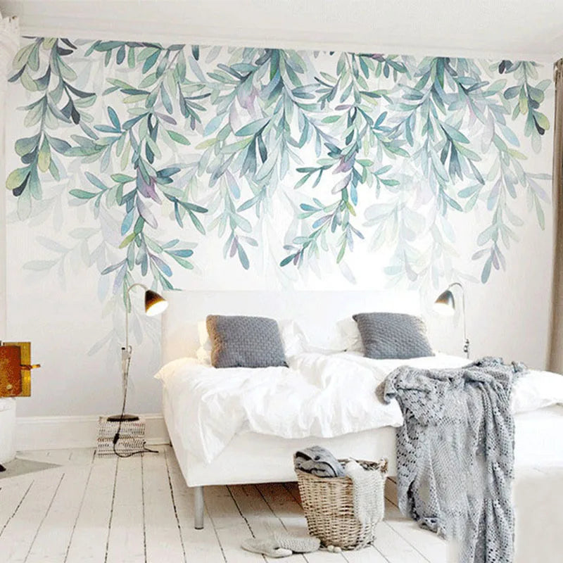 Papier peint panoramique Rameaux d'eucalyptus aquarelle : rameaux d'eucalyptus vert d'eau suspendus sur fond blanc, à l'aquarelle, posé dans une chambre