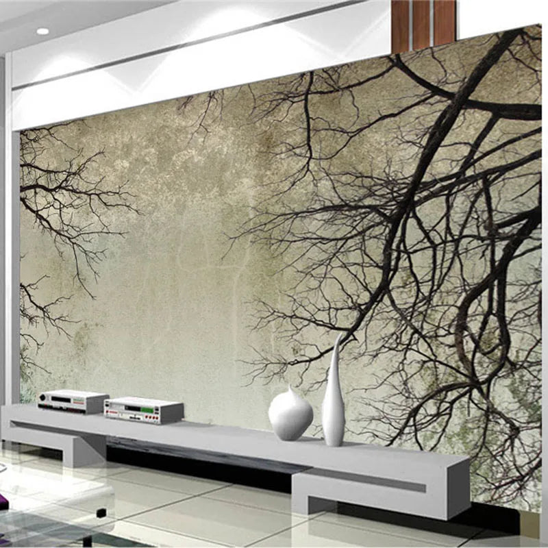 Papier peint effet chaux grège et branches nues : effet chaux grège patinée et branches nues, posé dans un salon