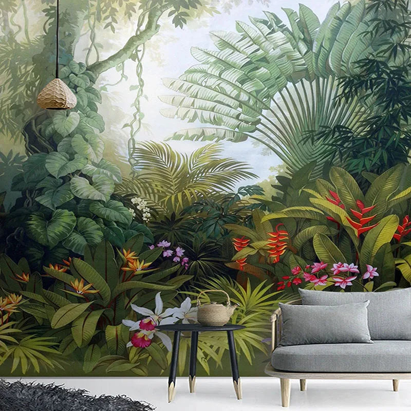 Papier peint panoramique Jungle tableau ancien : forêt tropicale peinte, verts profonds et fleurs rouges, posé dans un salon