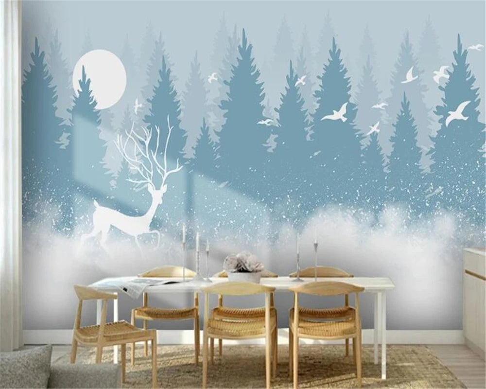 Papier peint panoramique Forêt de sapins bleu brume et cerf blanc : forêt de sapins bleu brume et cerf blanc dans une salle à manger, chaises en bois clair