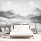 Papier peint panoramique Lac et montagnes à l'encre : lac et montagnes dans la brume, lavis d'encre noir et gris, posé dans une chambre