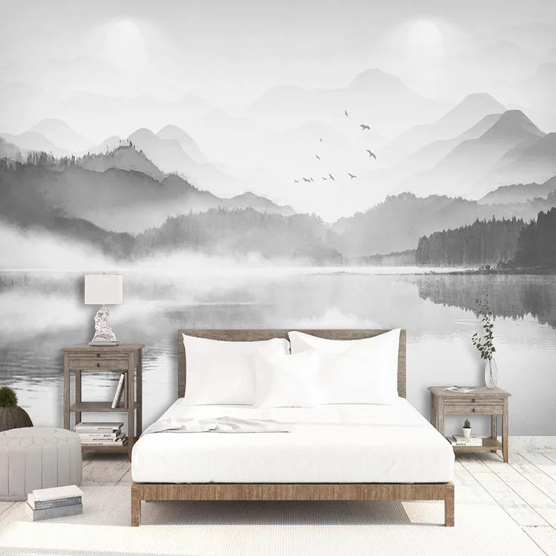 Papier peint panoramique Lac et montagnes à l'encre : lac et montagnes dans la brume, lavis d'encre noir et gris, posé dans une chambre