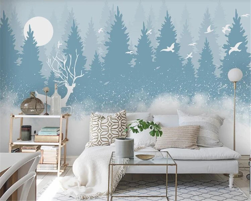 Papier peint panoramique Forêt de sapins bleu brume et cerf blanc : forêt de sapins bleu brume et cerf blanc derrière un canapé blanc et une étagère dorée