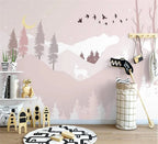 Papier peint panoramique Montagnes pastel et petit cerf : collines rose poudré, sapins et petit cerf blanc, posé dans une chambre d'enfant