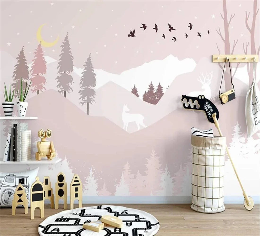 Papier peint panoramique Montagnes pastel et petit cerf : collines rose poudré, sapins et petit cerf blanc, posé dans une chambre d'enfant