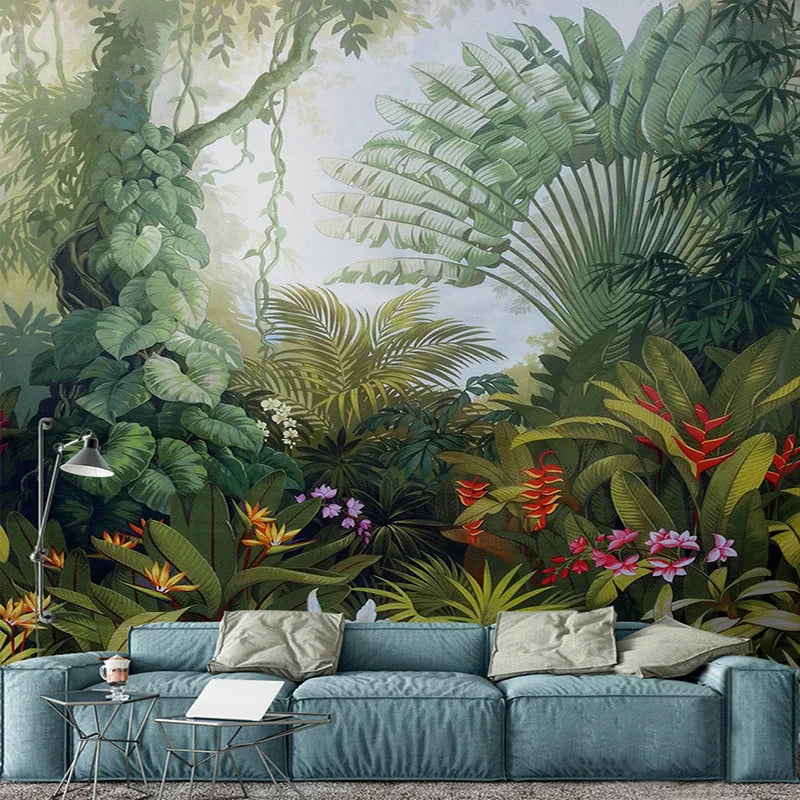 Papier peint panoramique Jungle tableau ancien : forêt tropicale peinte, verts profonds et fleurs rouges, posé dans un salon