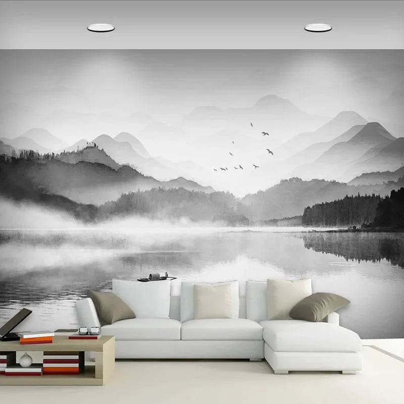 Papier peint panoramique Lac et montagnes à l'encre : lac et montagnes dans la brume, lavis d'encre noir et gris, posé dans un salon