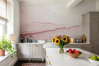 Papier peint effet dégradé rose poudré : dégradé horizontal blanc et rose poudré, façon aquarelle, posé dans une cuisine