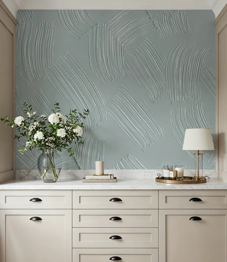 Papier peint effet plâtre peigné vert d'eau : effet plâtre peigné vert d'eau au-dessus d'une commode claire garnie de fleurs blanches