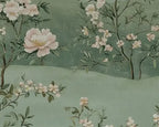 Papier peint panoramique Chinoiserie pivoines et collines vert d'eau : détail du motif, pivoine blanche et oiseau
