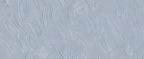 Papier peint effet plâtre peigné bleu brume : vue du motif, plâtre bleu brume travaillé en larges coups de peigne