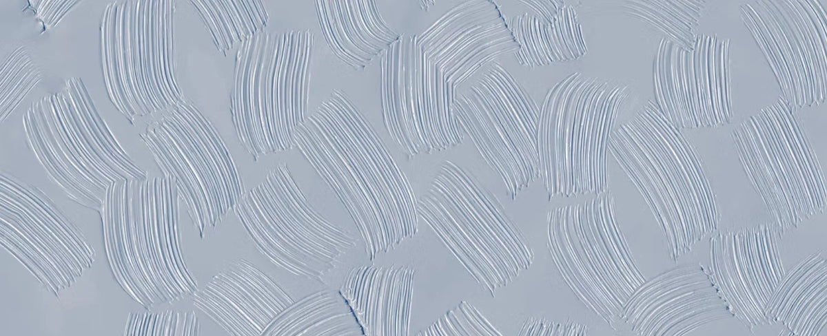 Papier peint effet plâtre peigné bleu brume : vue du motif, plâtre bleu brume travaillé en larges coups de peigne