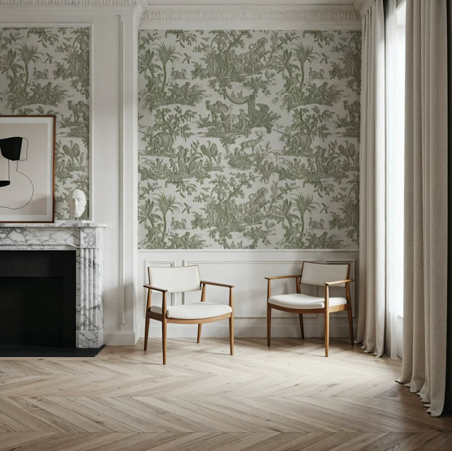 Papier peint panoramique Toile de Jouy vert sauge : toile de Jouy vert sauge au-dessus d'un soubassement blanc, cheminée en marbre et deux fauteuils