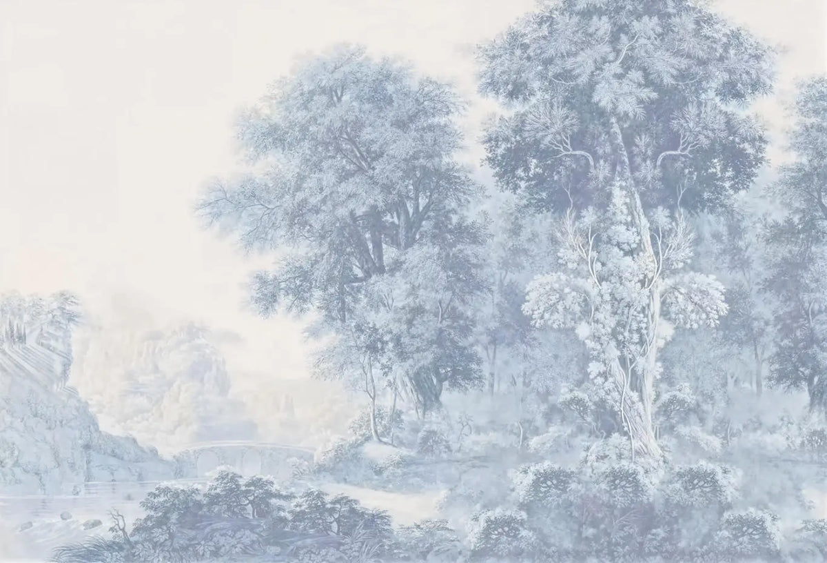 Papier peint panoramique Grands arbres gravés bleu brume : vue à plat, grands arbres et bosquets gravés en bleu brume sur un fond clair voilé