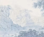 Papier peint panoramique Grands arbres gravés bleu brume : détail du motif, rivière, petit pont et falaise dans la brume
