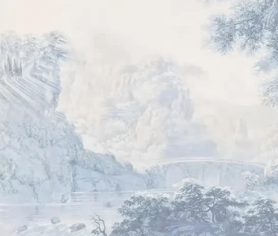 Papier peint panoramique Grands arbres gravés bleu brume : détail du motif, rivière, petit pont et falaise dans la brume