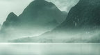 Papier peint panoramique Lac de montagne vert d'eau aux oiseaux : détail du motif, montagnes vertes et reflets sur le lac