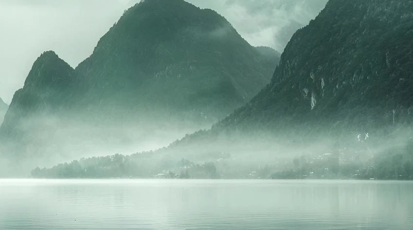 Papier peint panoramique Lac de montagne vert d'eau aux oiseaux : détail du motif, montagnes vertes et reflets sur le lac