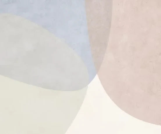 Papier peint panoramique Formes organiques bleu brume et rose poudré : détail du motif, superposition des formes bleu brume et grège