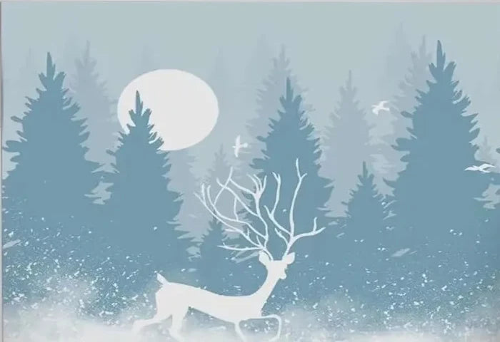 Papier peint panoramique Forêt de sapins bleu brume et cerf blanc : vue du motif, sapins bleu brume, lune pâle, oiseaux et cerf blanc dans la neige