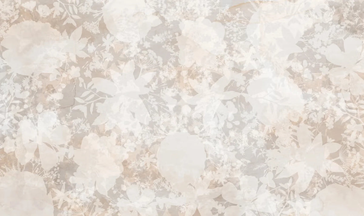 Papier peint effet fleurs estompées lin rosé : vue de la matière, grandes fleurs et feuillages superposés en transparence, lin, rose pâle et gris doux