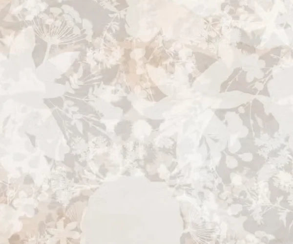Papier peint effet fleurs estompées lin rosé : détail de la matière, fleurs en transparence lin et rose pâle