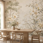 Papier peint panoramique Fleurs peintes crème et sauge : fleurs peintes crème et sauge derrière une table de salle à manger en bois clair